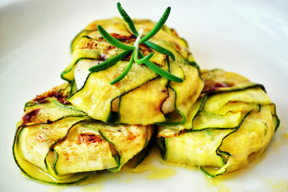 Rouleaux de courgettes grillées au romarin, plat végétarien sain et savoureux