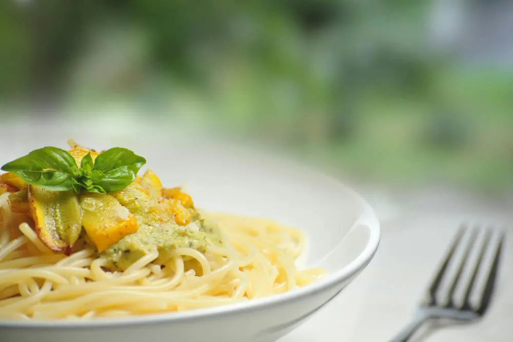 Spaghetti aux courgettes basilic frais, recette végétarienne cuisine italienne