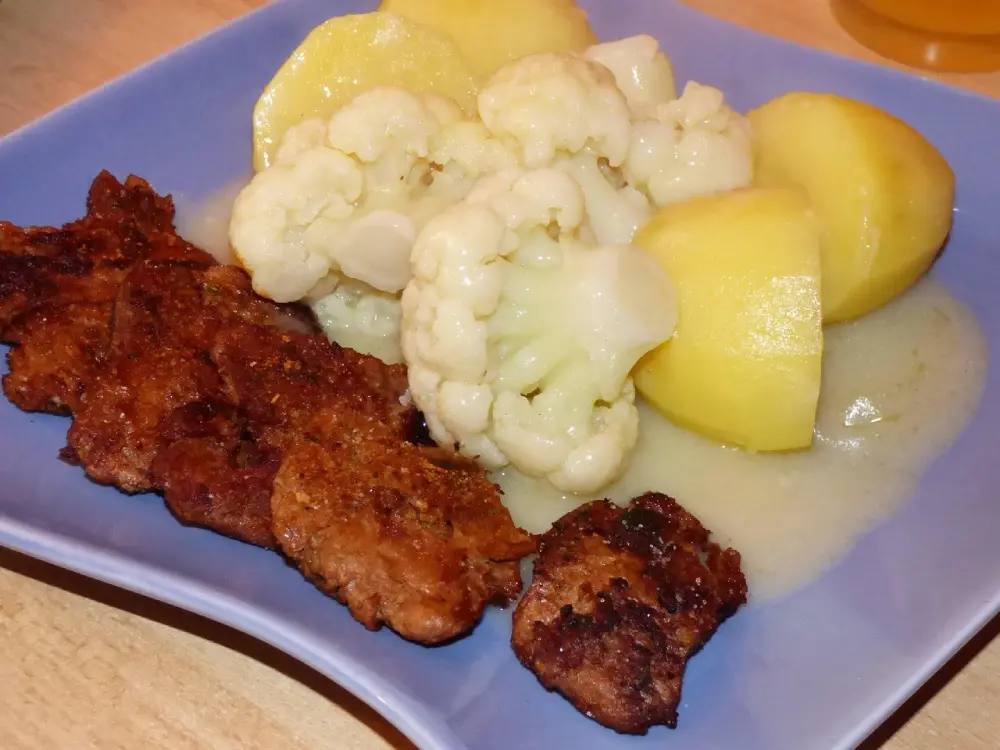 Plat de chou-fleur cuit avec pommes de terre recette traditionnelle