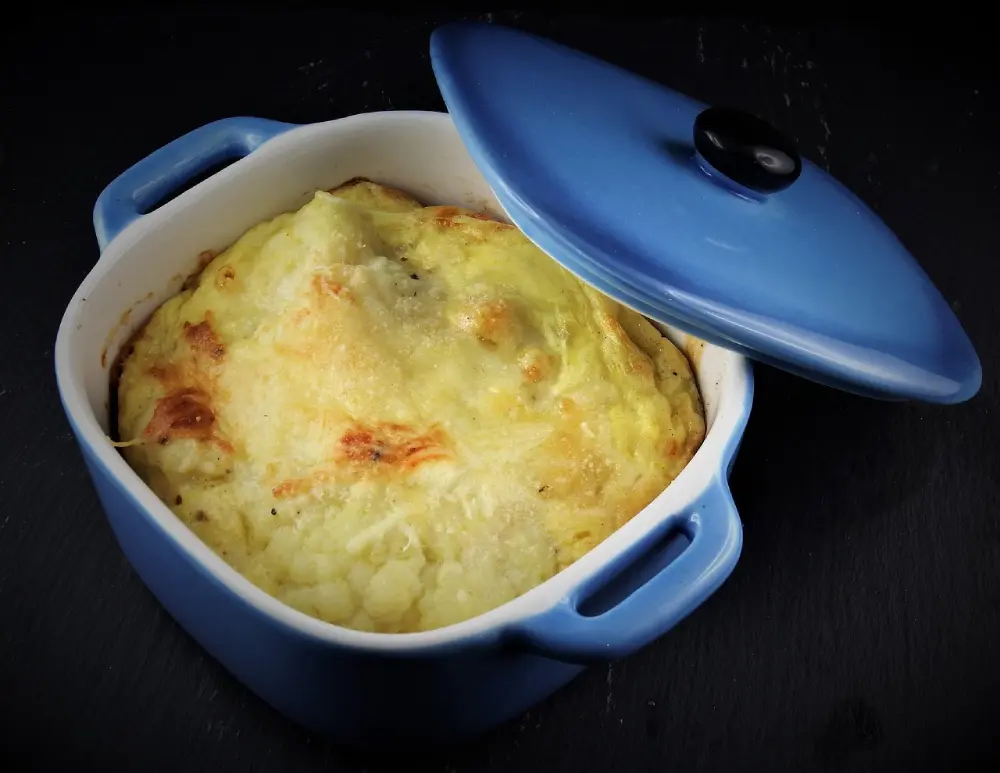 Gratin de chou-fleur doré dans plat de cuisson bleu - recette au four