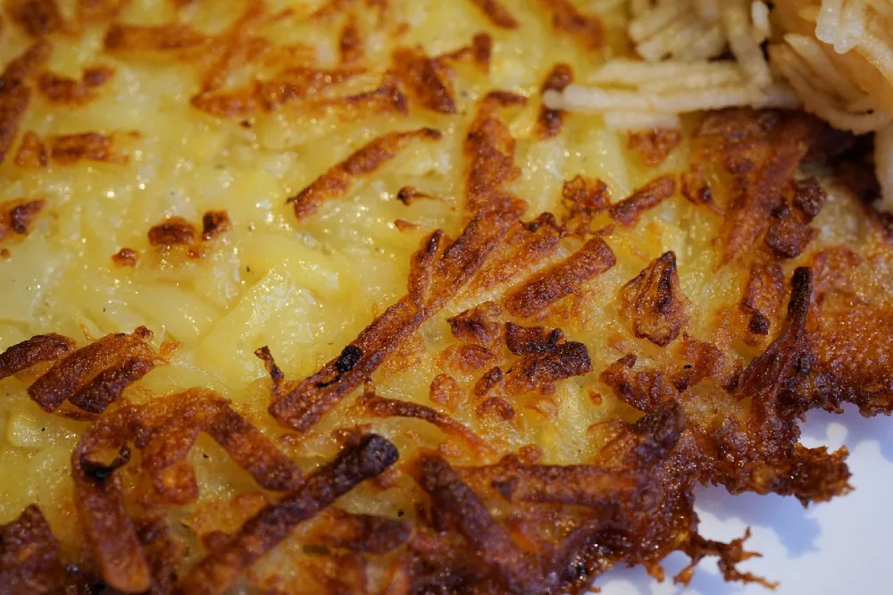 Galette pommes de terre râpées dorées cuisson chair ferme