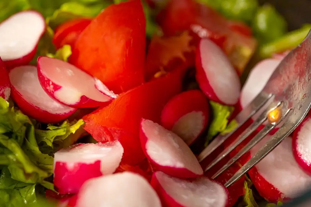 Salade radis rouge tranché avec fourchette - Recette cuisine légumes frais du potager maison
