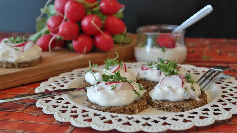 Tartines apéritif radis rouge et crème sur plateau - Recette cuisine créative légumes potager