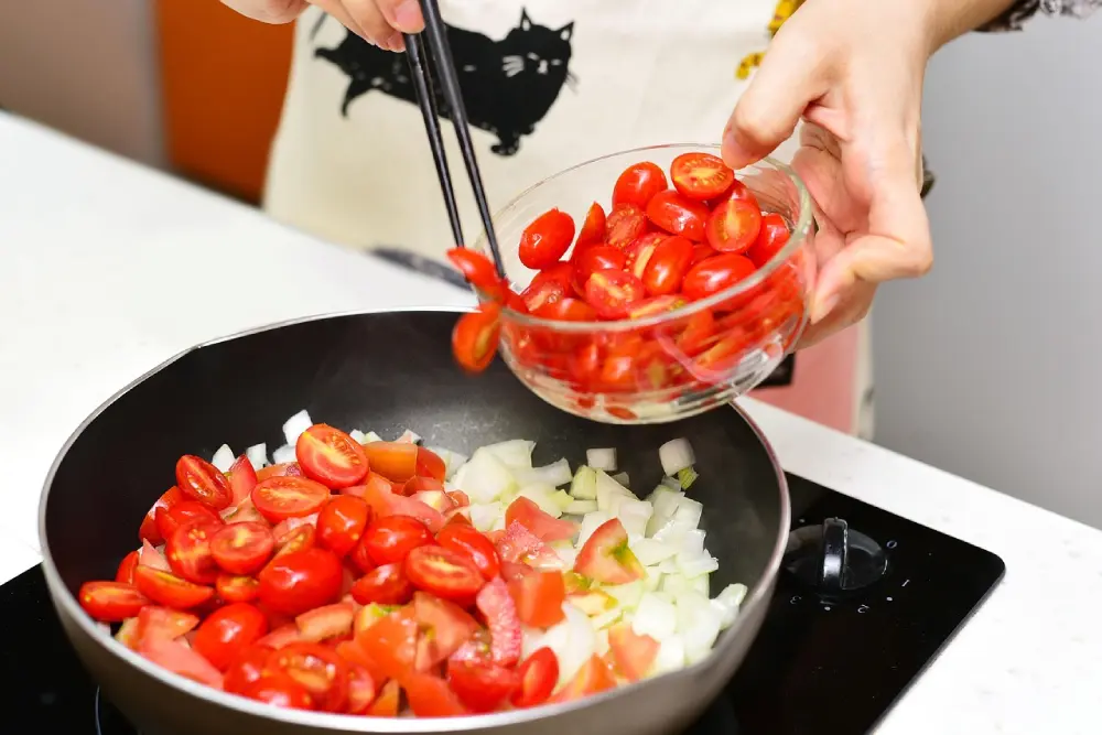 Cuisson tomates cerises dans poêle avec oignons préparation plat cuisine méditerranéenne