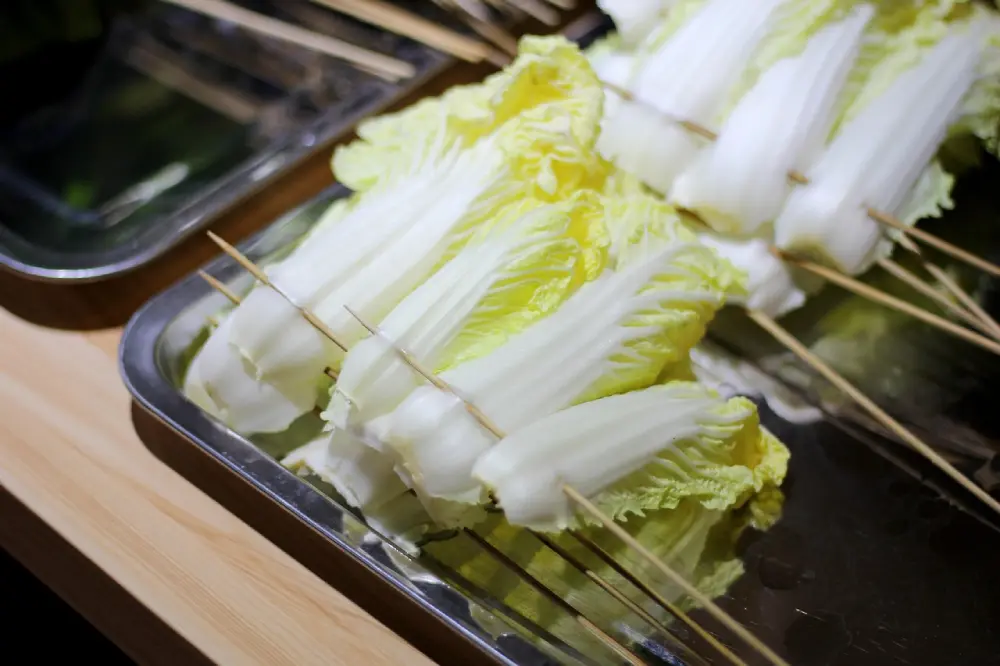 Chou chinois pé-tsaï embroché pour cuisson - Préparation légume asiatique au barbecue