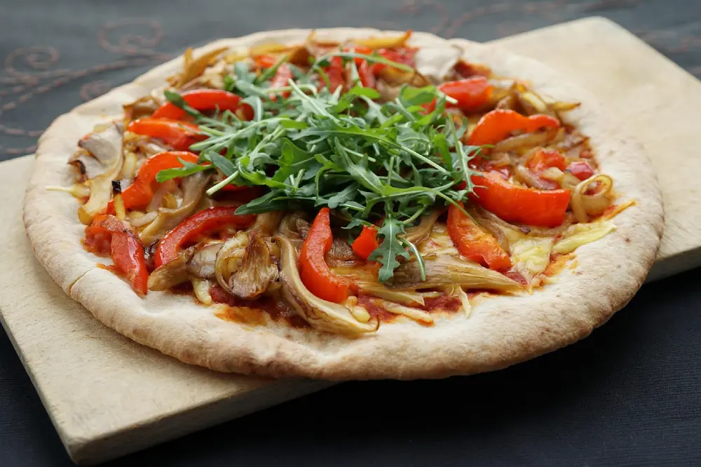 Pizza roquette fraîche poivrons - recette roquette cuite - cuisine italienne salade verte