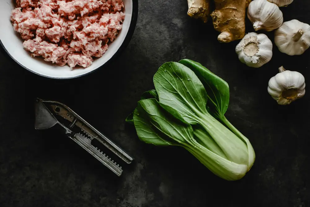 Pak-choï frais avec ail gingembre viande hachée - Ingrédients cuisine asiatique chou chinois