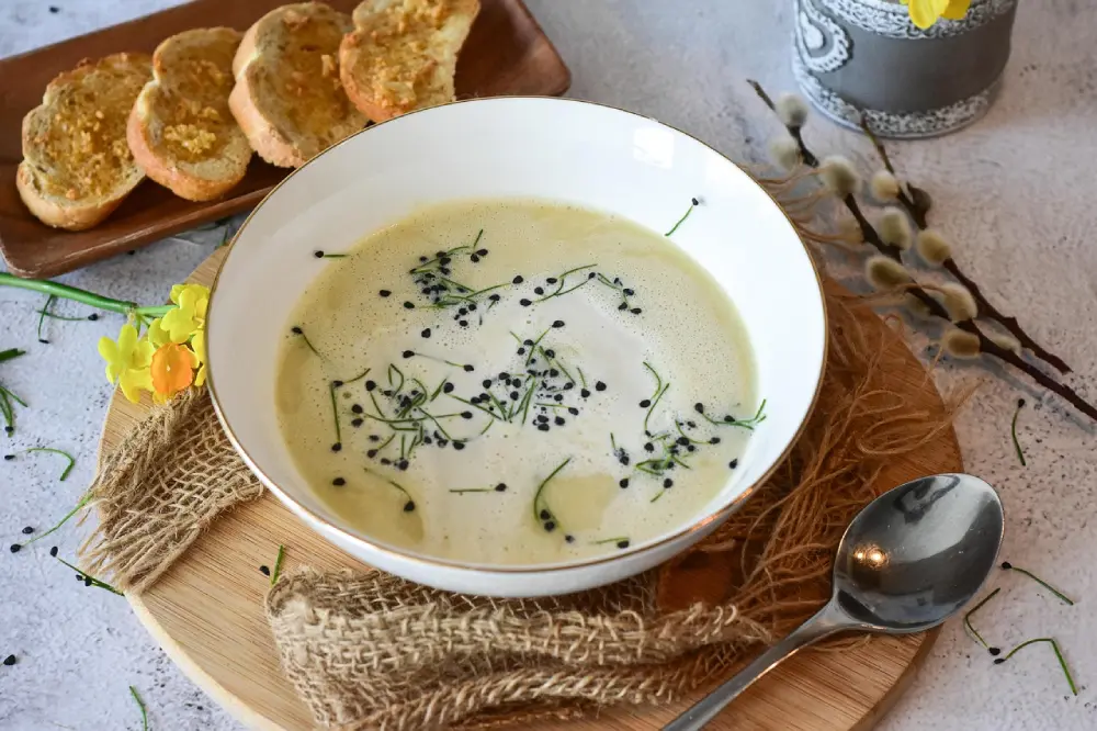 Soupe velouté chou-rave recette cuisine légume graines sésame pain grillé