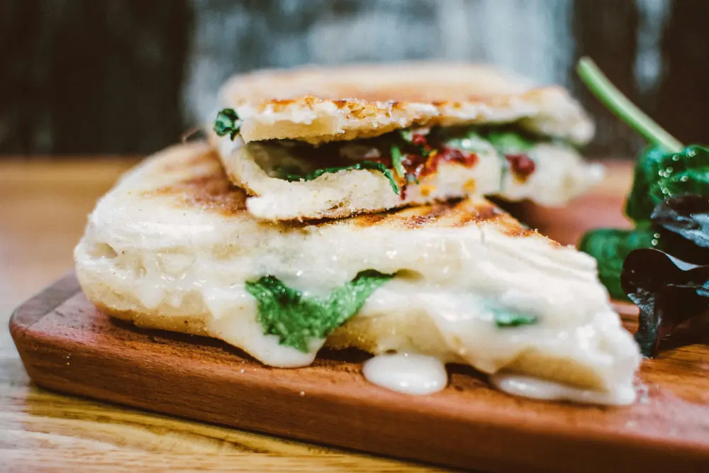 Croque-monsieur épinards fromage fondu - recette épinards frais maison - cuisine légumes verts