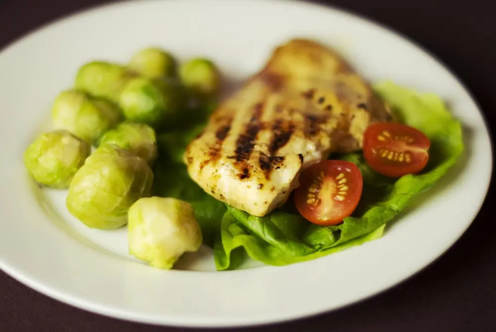 Assiette choux de Bruxelles fromage grillé tomates cerises - recette équilibrée