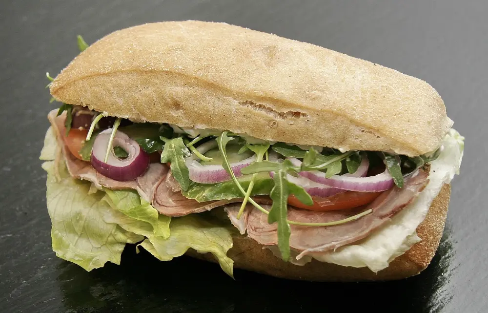 Sandwich roquette jambon tomates - recette salade roquette - utilisation culinaire roquette