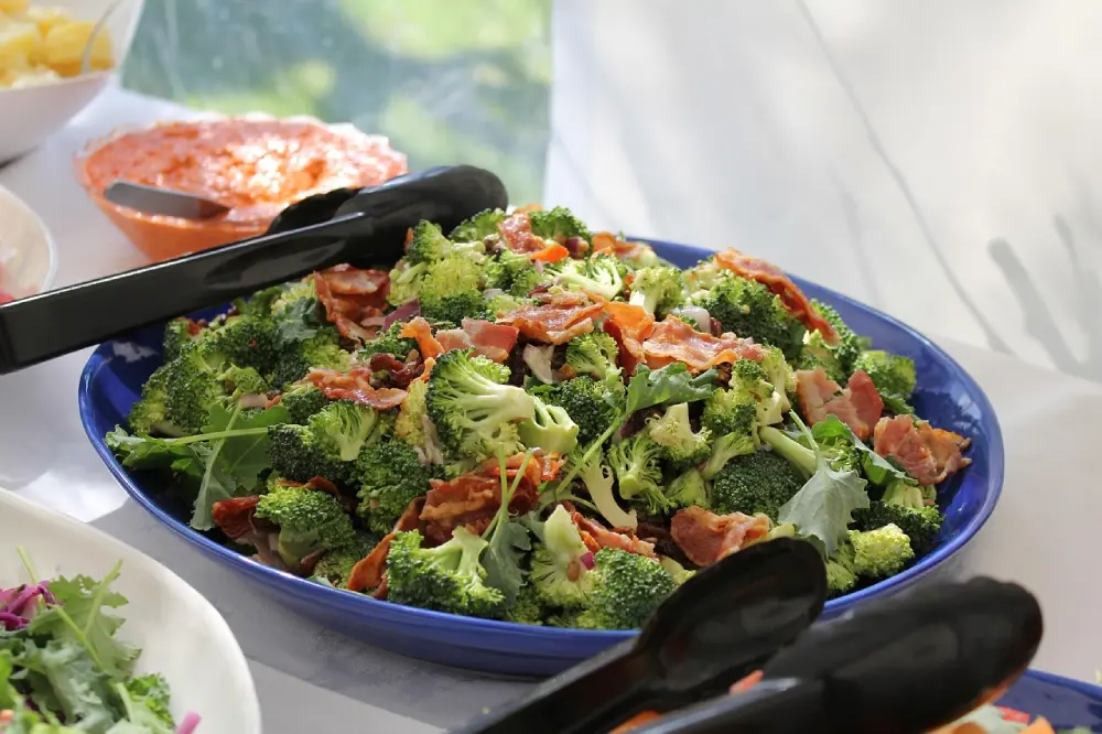 Salade de brocoli cru avec bacon dans plat bleu - recette healthy avec brocoli frais du jardin
