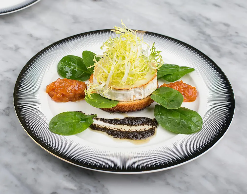 Chicorée frisée blanchie fromage chèvre plat gastronomique salade recette cuisine dégustation
