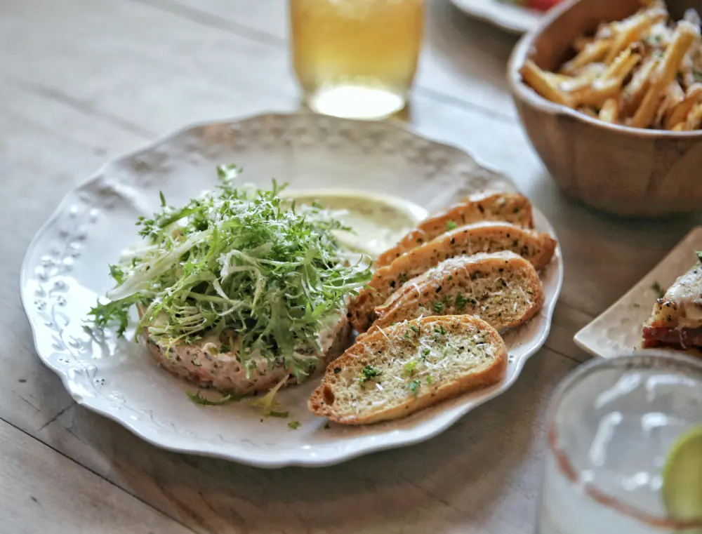 Salade chicorée frisée assiette pain cuisine gastronomie recette plat salade verte dégustation
