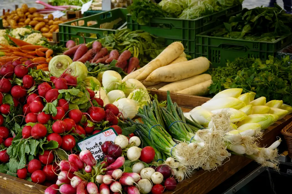 Marché légumes frais panais radis légumes racines bio local étal producteur vente directe