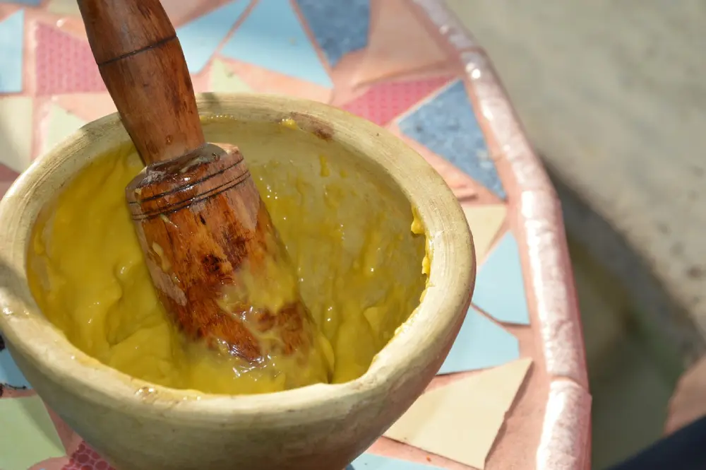 Aïoli ail violet mortier pilon recette traditionnelle sauce provençale