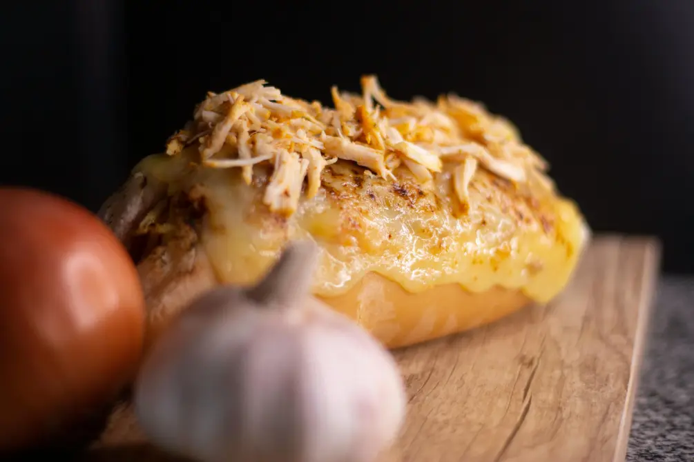 Pain à l'ail violet gratiné fromage recette cuisine condiment aromate