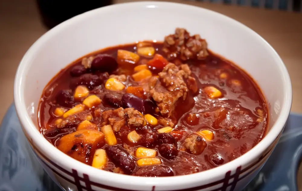 Chili con carne aux haricots rouges secs avec maïs et viande - recette légumineuses