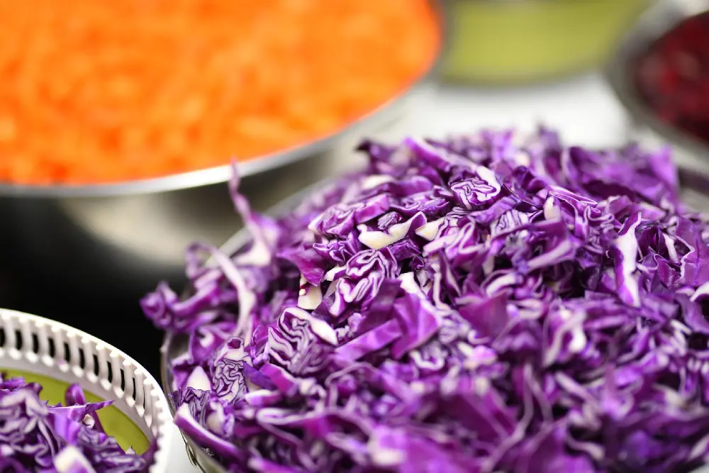 Chou rouge râpé passoire préparation cuisine légumes frais violet