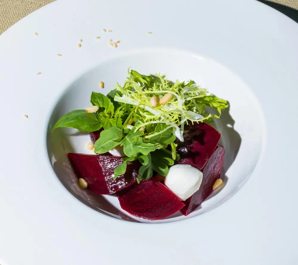 Salade chicorée betterave assiette gastronomique recette cuisine plat salade verte dégustation