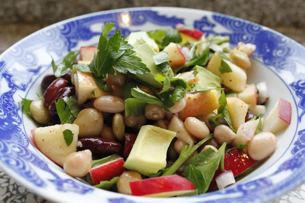 Salade de haricots secs mélangés blancs et rouges avec légumes et herbes aromatiques