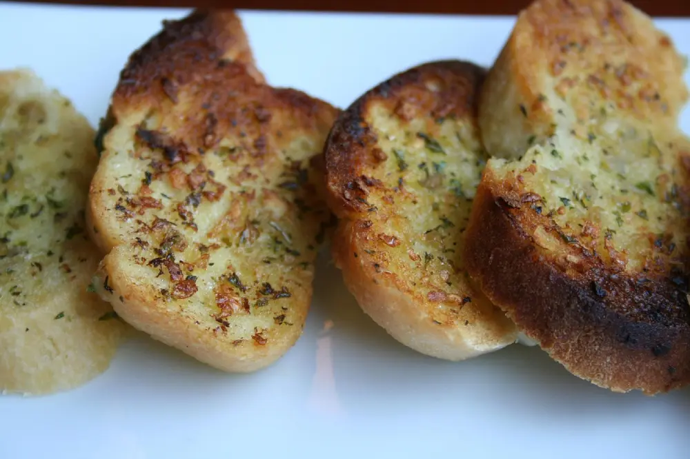 Tartines grillées ail violet huile olive herbes cuisine