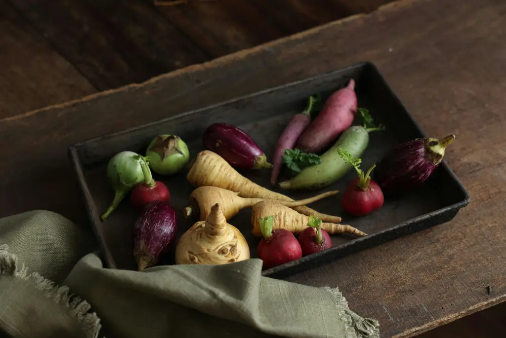 Panais légumes anciens plateau bois légumes racines bio variétés oubliées aubergines radis
