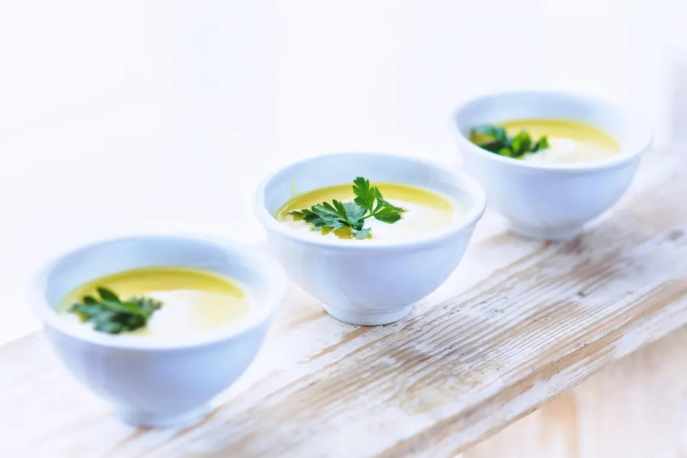 Velouté panais soupe crémeuse légume racine recette cuisine saine bols blancs persil frais