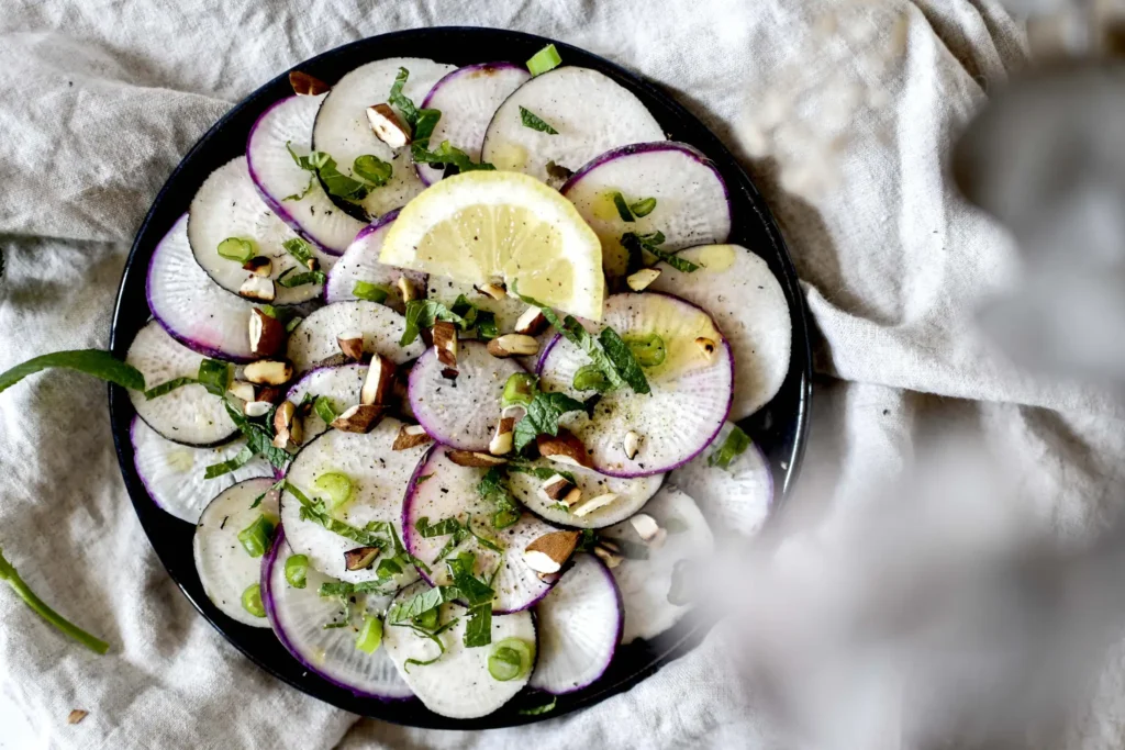 Salade radis blancs violets tranches fines herbes citron noix recette healthy crudité hiver