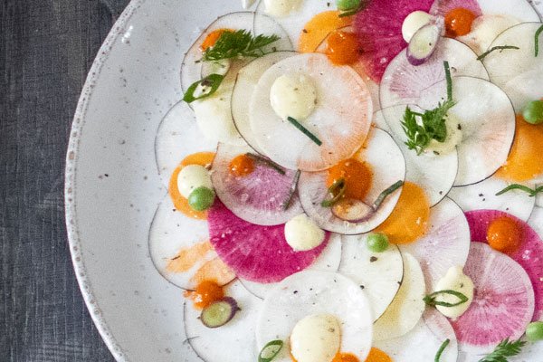 Salade radis noirs multicolores tranches fines recette gastronomique légumes racines