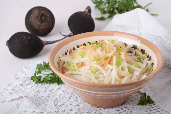 Radis noir râpé cuisine recette salade hiver légume racine préparation culinaire nutrition santé