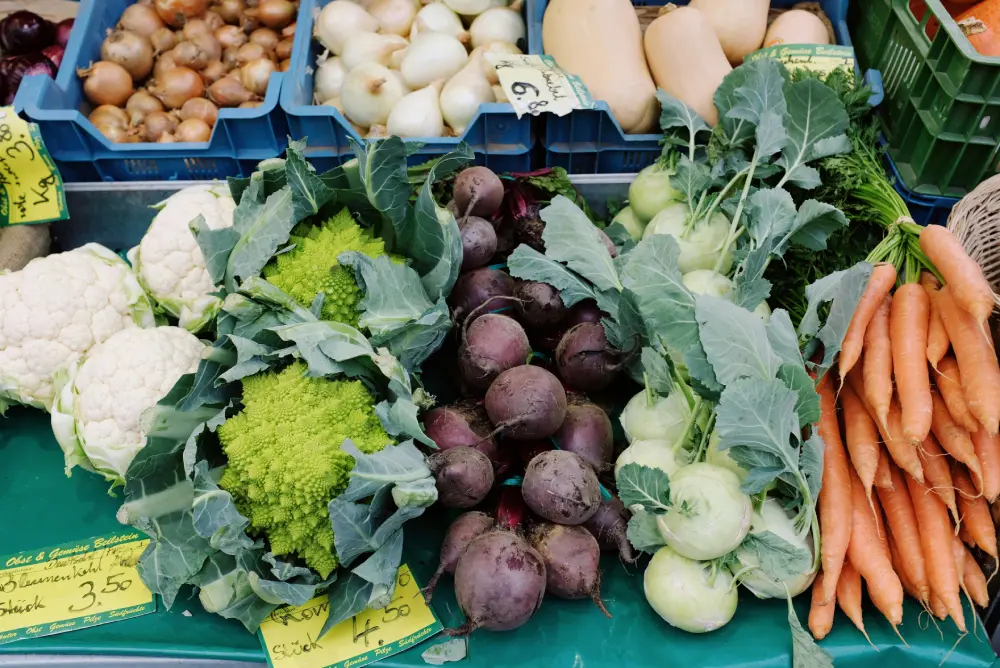 Marché légumes frais chou romanesco brocoli - étal producteur local vente directe légumes de saison