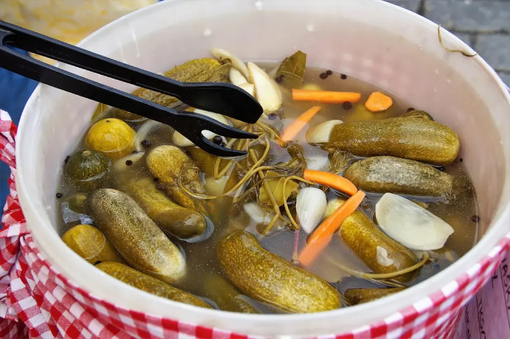 Mise en conserve cornichons aromates bocal - préparation vinaigre marinade maison
