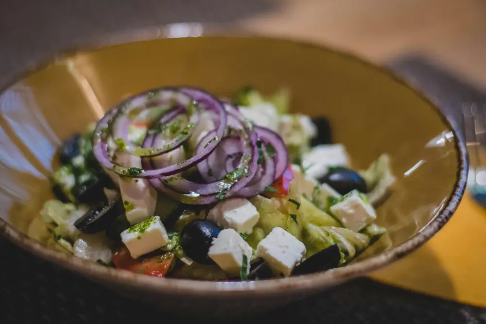 Salade méditerranéenne oignons rouges feta olives - recette avec oignons du potager