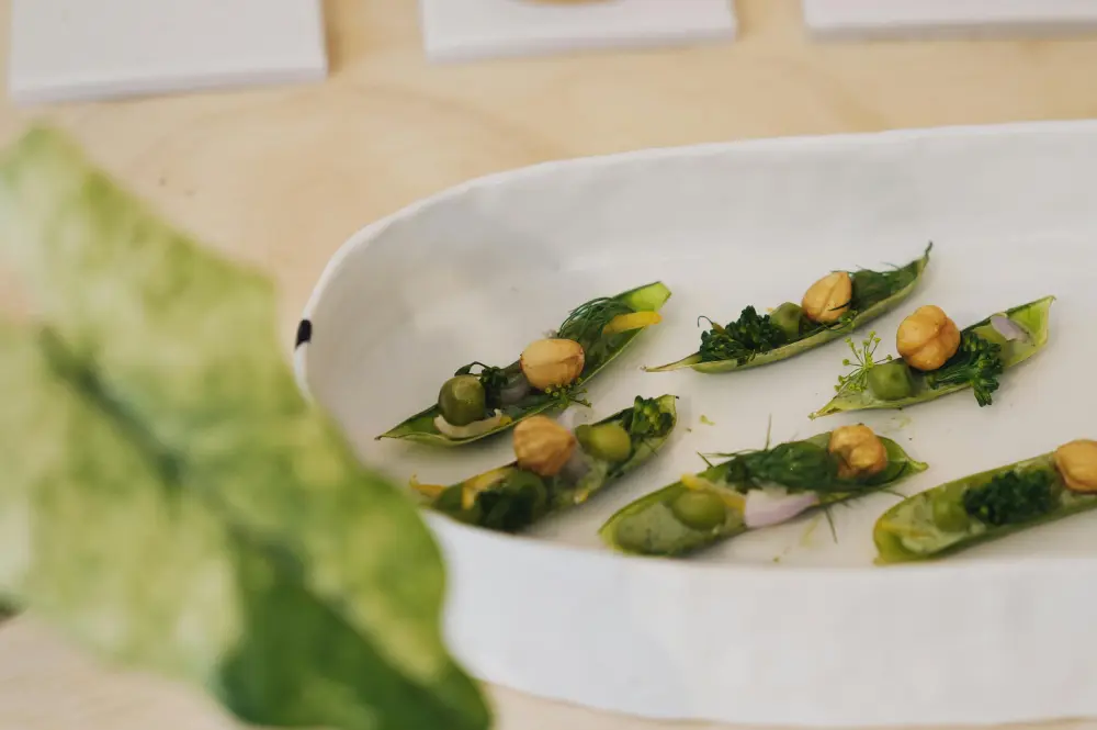 Recette pois mange-tout cuisinés en entrée gastronomique sur assiette blanche