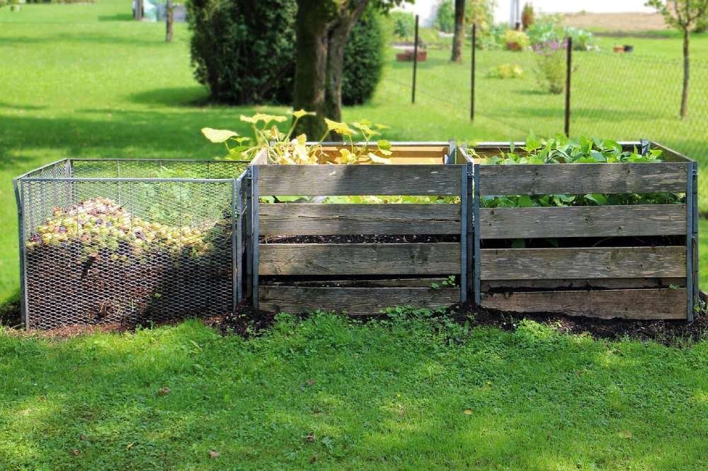 Trois bacs composteurs jardin : modèle treillis métallique et bacs bois pour potager familial