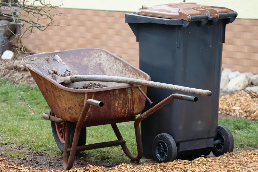 Brouette et composteur dans le jardin potager en hiver pour travaux de décembre
