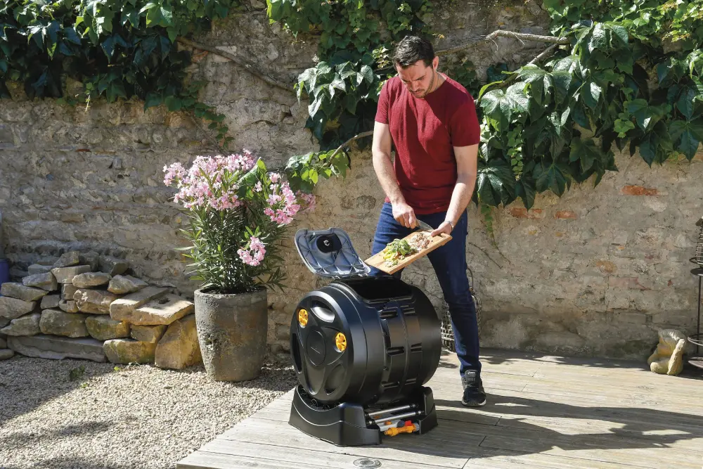 Composteur rotatif noir sur terrasse : système à tambour pour compostage rapide au potager