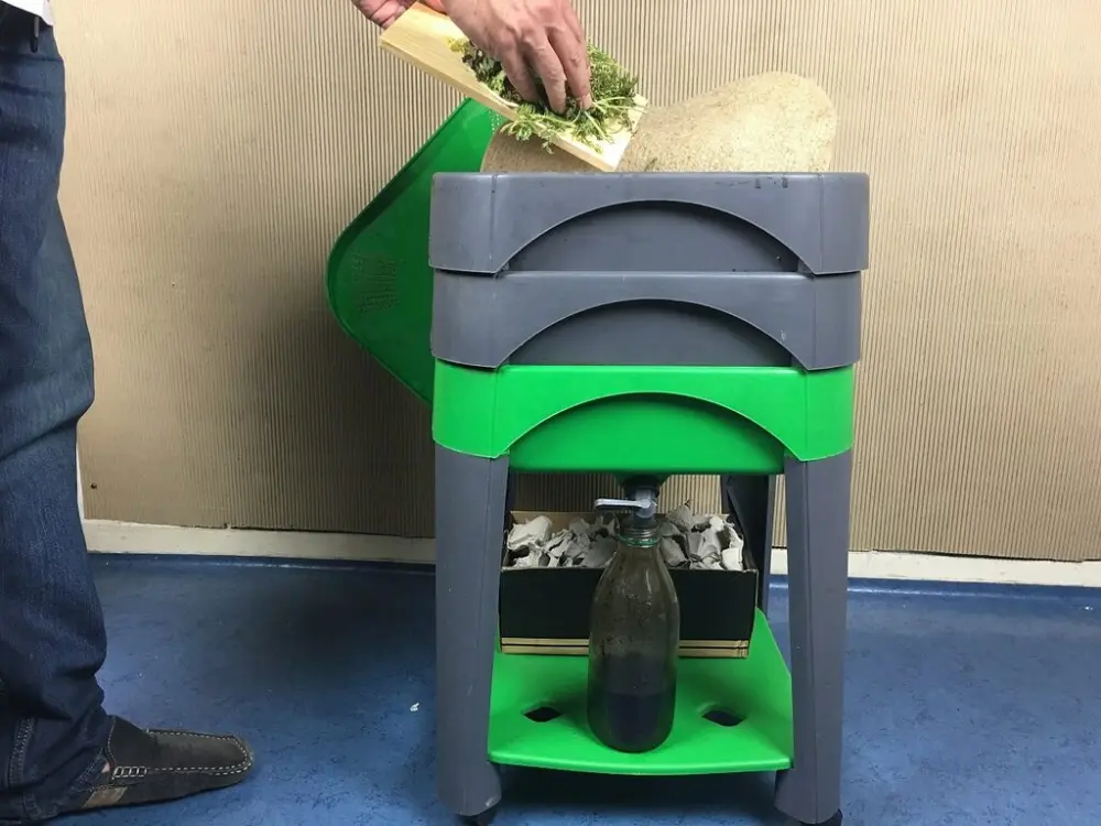 Lombricomposteur à plateaux pour appartement : compostage avec vers pour petit potager balcon