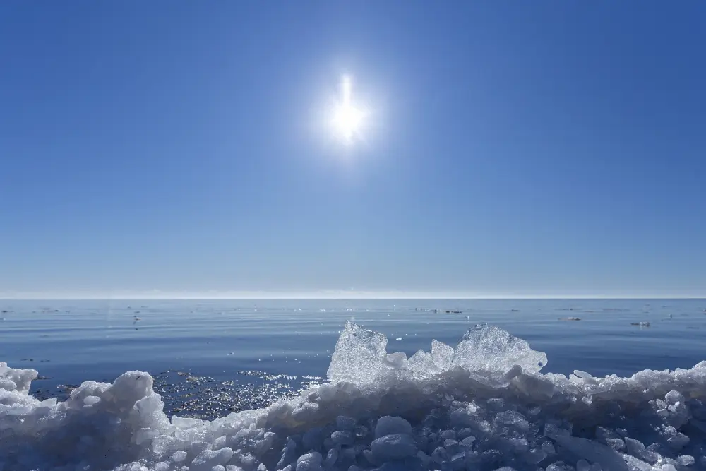 Paysage glacial avec glace fondante sous un soleil printanier symbolisant le dérèglement climatique et les saints de glace