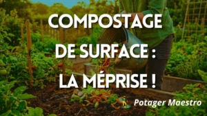 Jardinier versant un seau d'épluchures sur une planche de potager en compostage de surface.